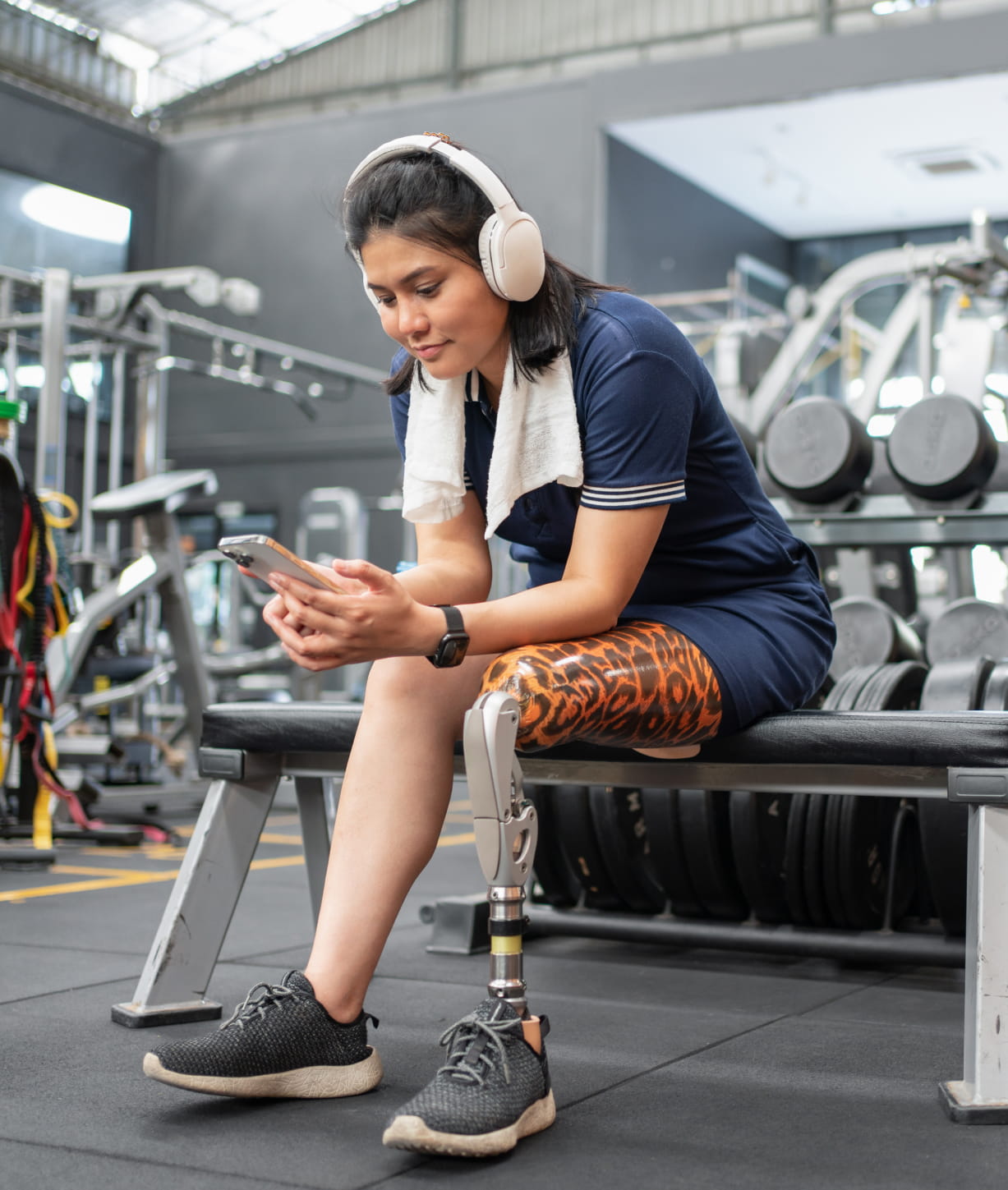 Persona amputada usando la aplicación Cockpit en un gimnasio